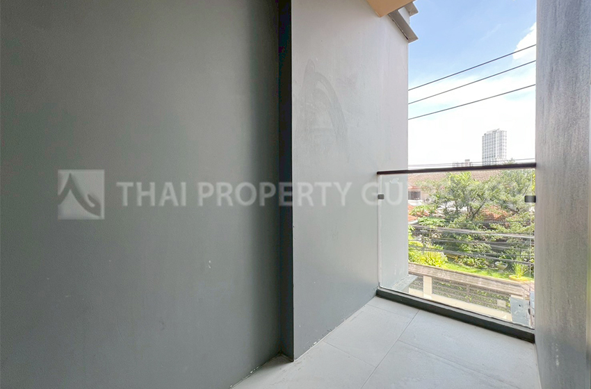 Apartment in New Petchburi 