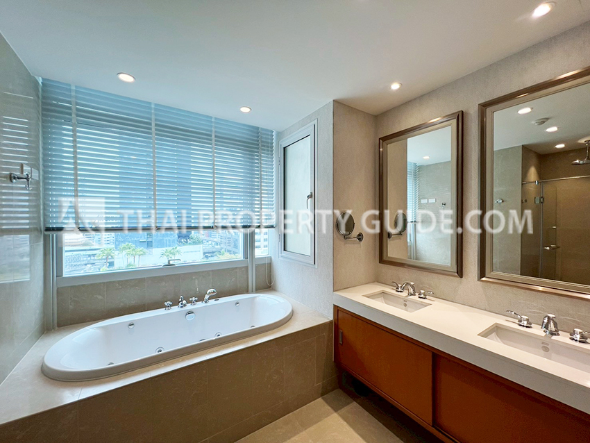 Condominium in Ploenchit : Athenee Residence 
