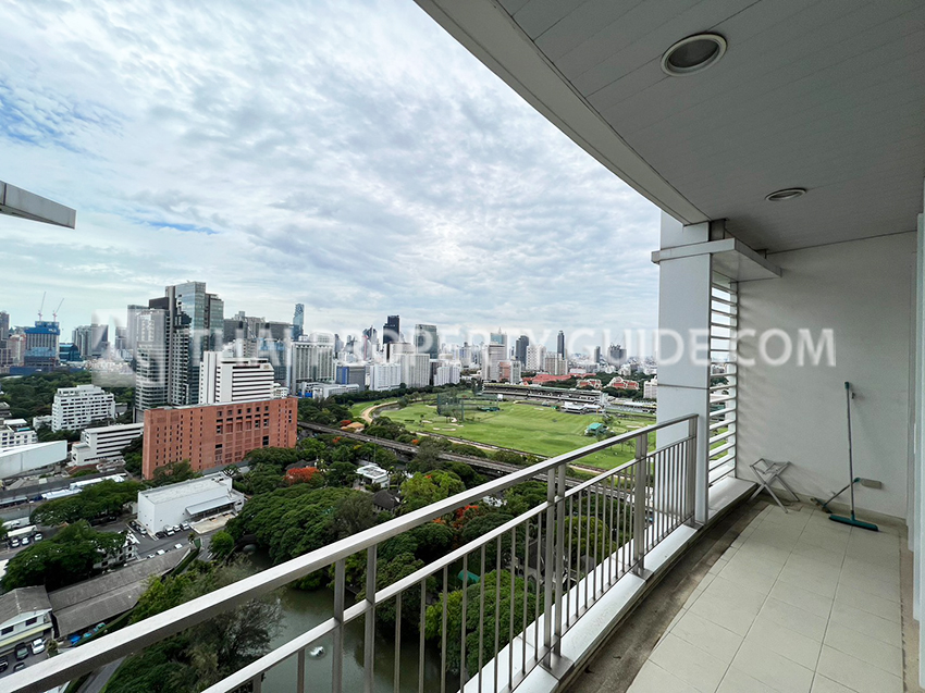 Condominium in Ploenchit 