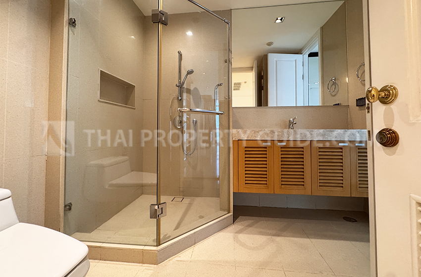 Condominium in Ploenchit : Athenee Residence 