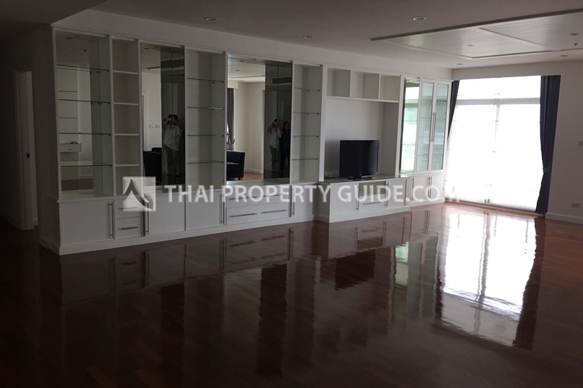 Condominium in Ploenchit 