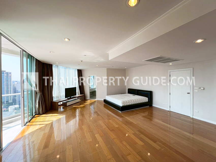 Condominium in Ploenchit 