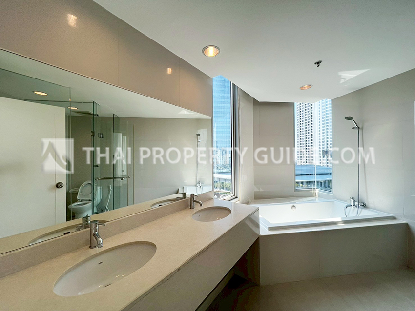 Condominium in Ploenchit 