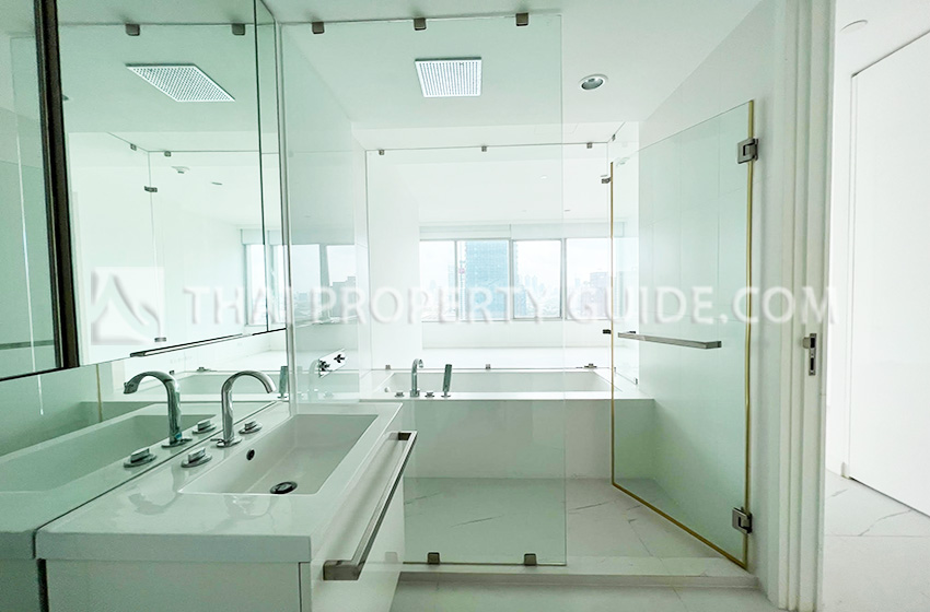 Condominium in Ploenchit 