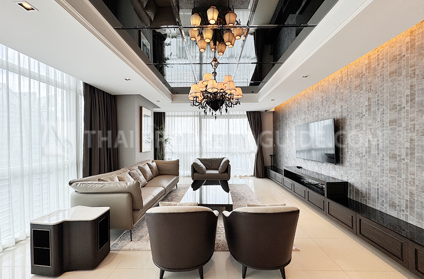 Condominium in Ploenchit