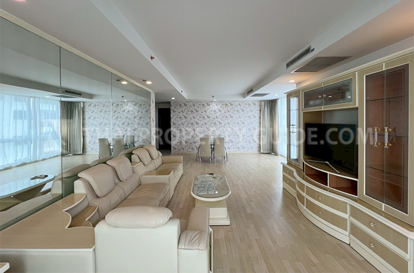 Condominium in Ploenchit 