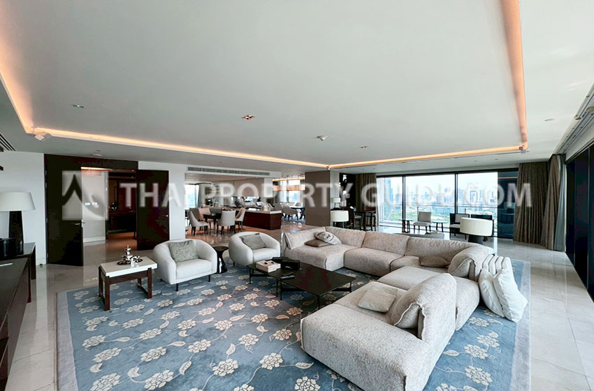 Condominium in Ploenchit 