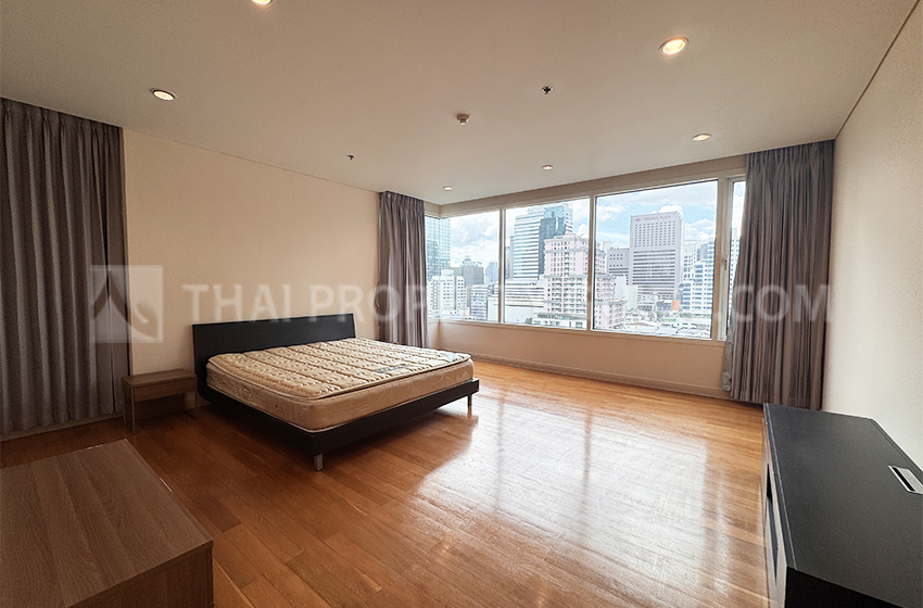 Condominium in Sathorn : The Royal Saladaeng 