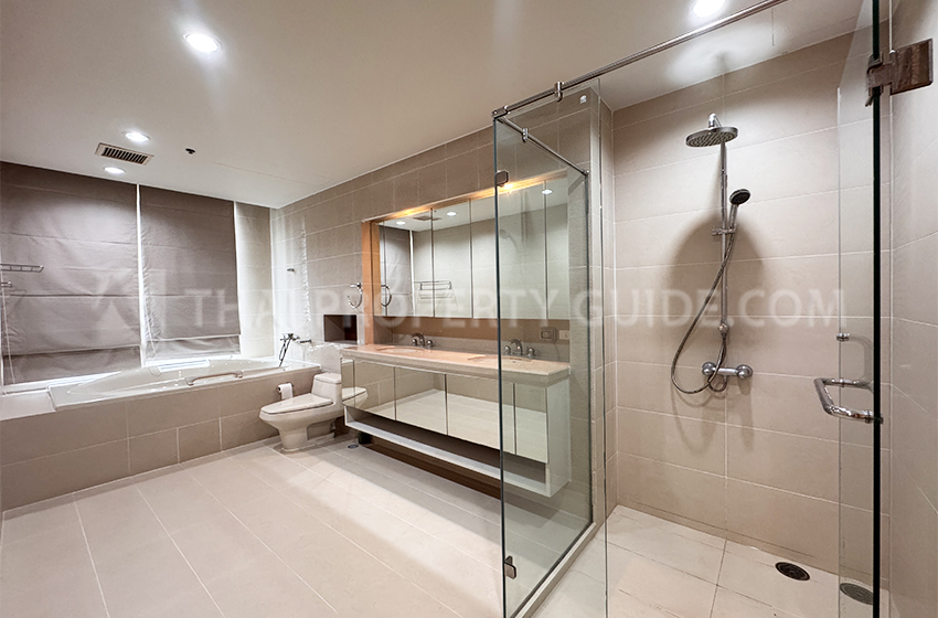Condominium in Sathorn : The Royal Saladaeng 