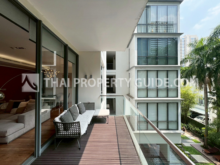 Condominium in Sukhumvit : Domus Condo Suk 16 