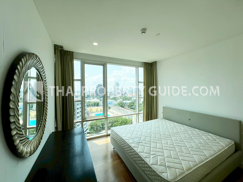 Condominium in Sukhumvit : FullerTon Condominium 