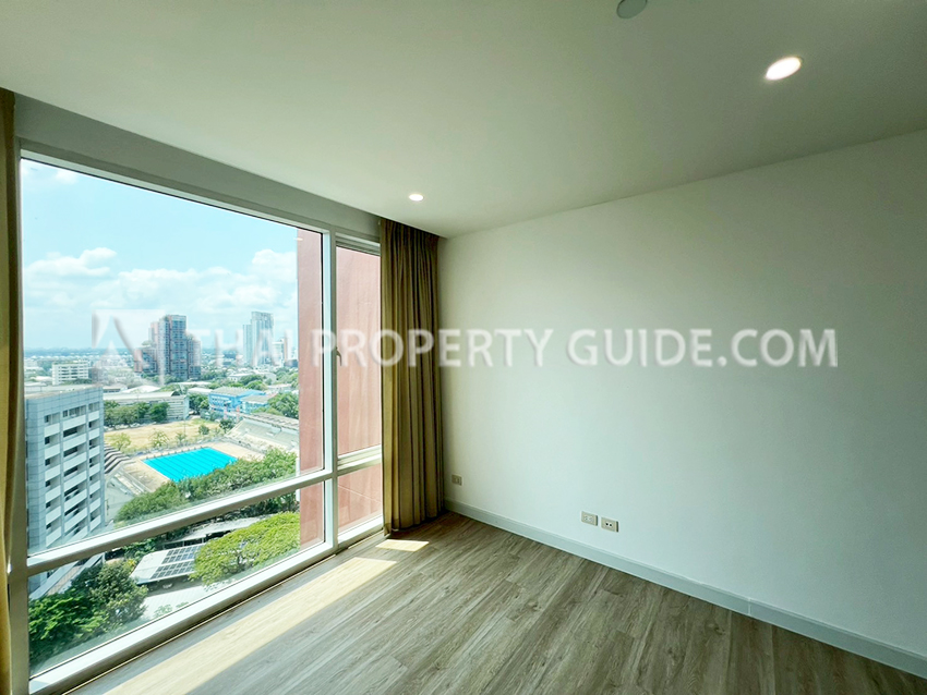 Condominium in Sukhumvit : FullerTon Condominium 