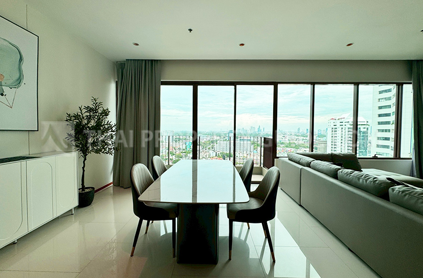 Condominium in Sukhumvit : The Emporio Place 