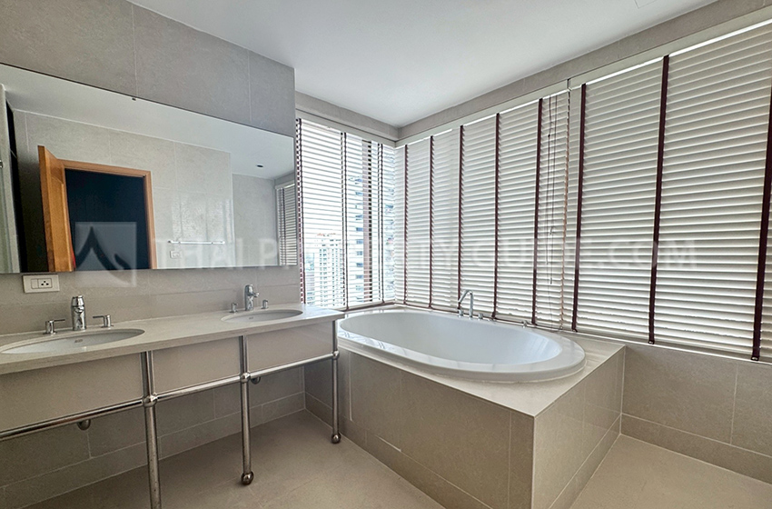 Condominium in Sukhumvit : The Emporio Place 