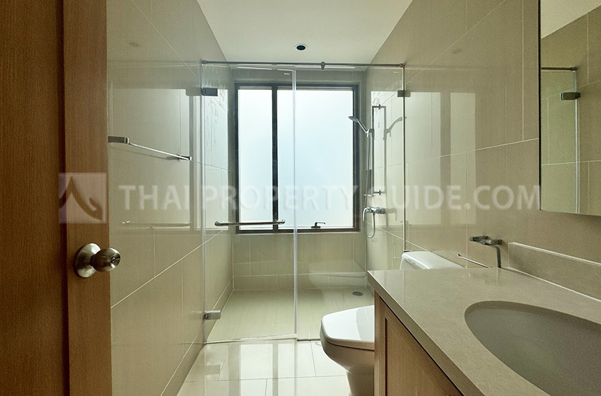 Condominium in Sukhumvit : The Emporio Place 