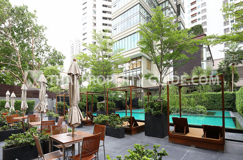 Condominium in Sukhumvit : The Emporio Place 