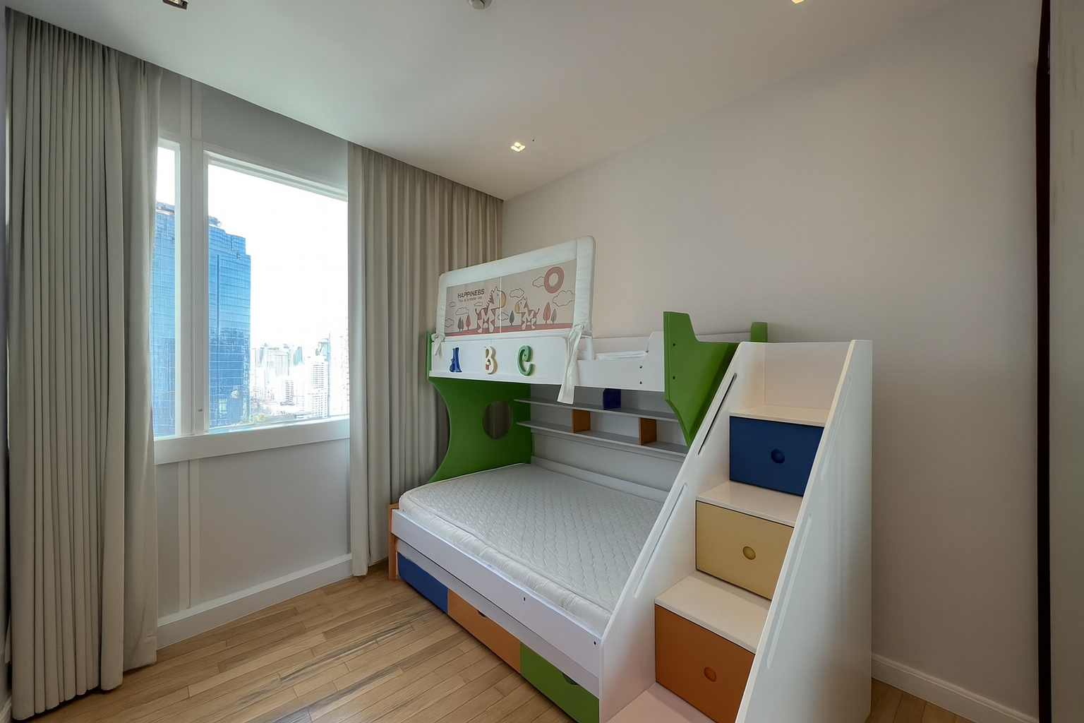 Condominium in Sukhumvit : Millennium Residence 