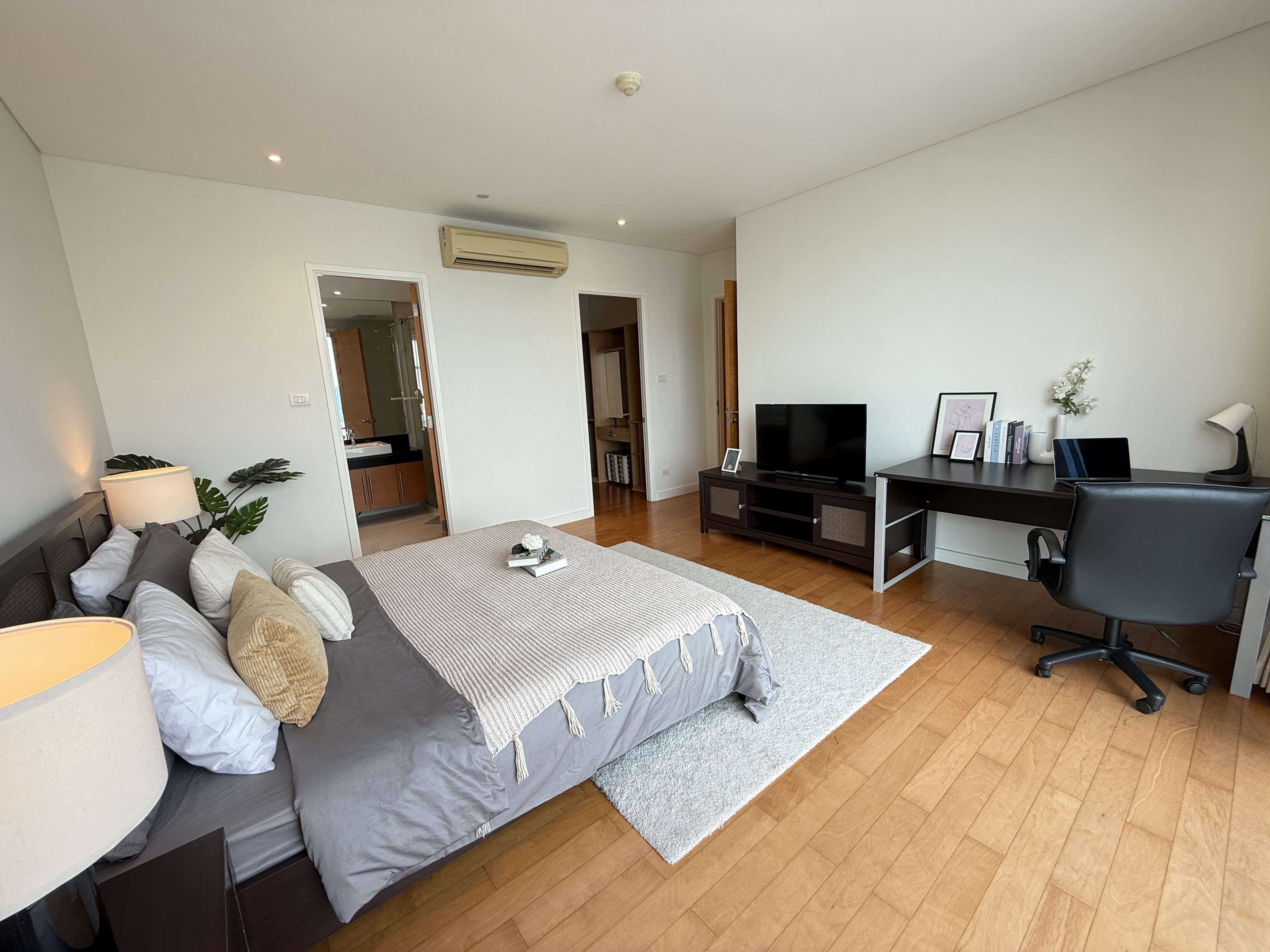 Condominium in Sukhumvit : FullerTon Condominium 