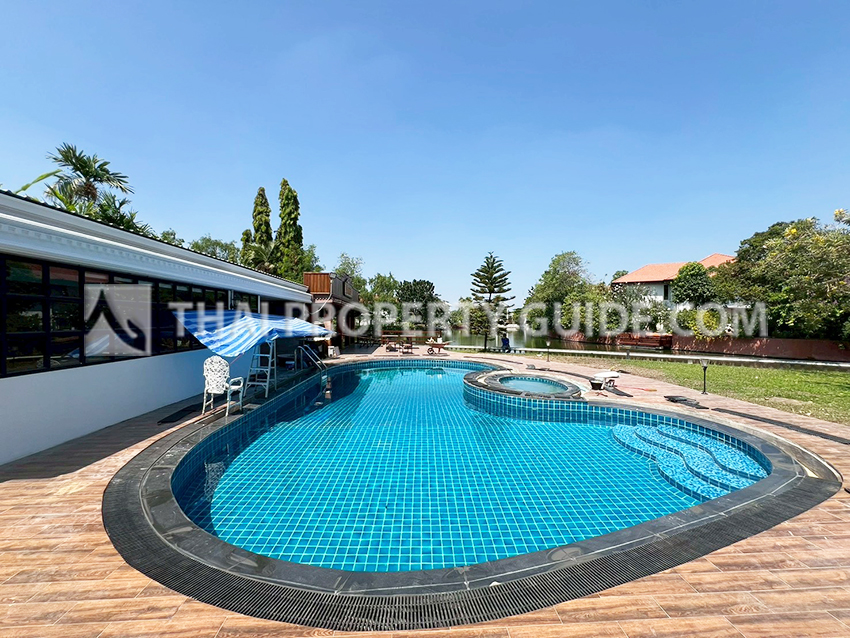 House with Private Pool in Bangnatrad 