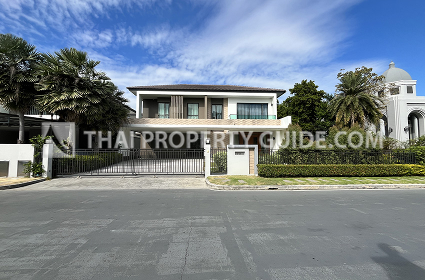 House with Private Pool for rent in Bangnatrad