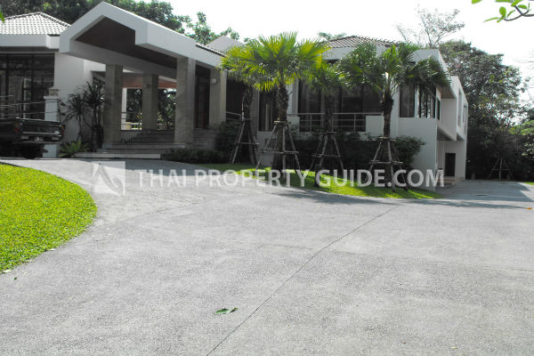House with Private Pool in Nichada Thani 