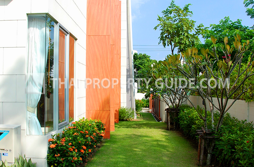 House with Private Pool in New Petchburi 
