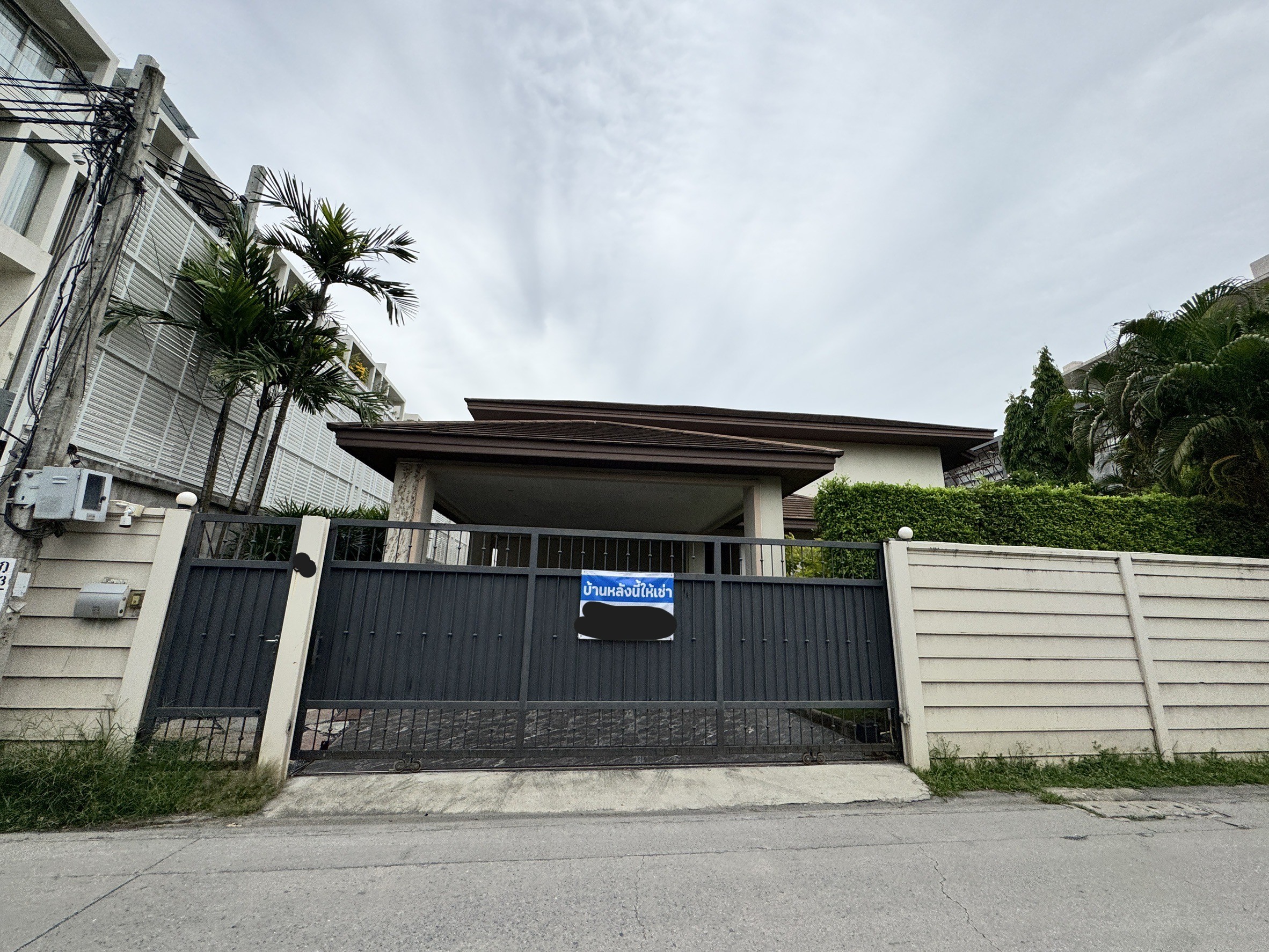 House with Private Pool in New Petchburi