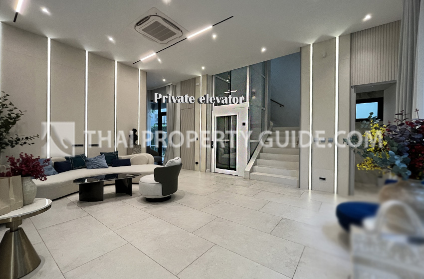 House with Private Pool in Pattanakarn 