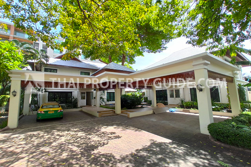 House with Private Pool in Sathorn 