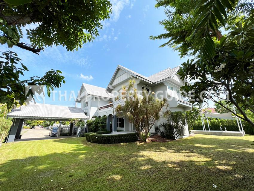 House with Private Pool in Srinakarin 