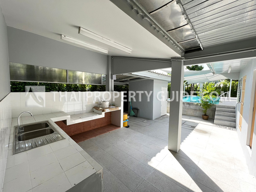 House with Private Pool in Srinakarin 