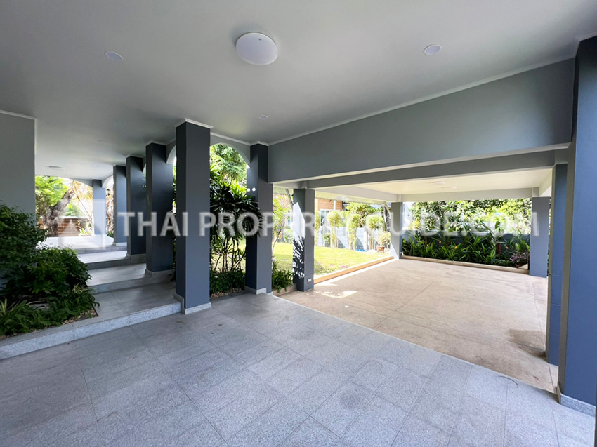 House with Private Pool in Srinakarin 