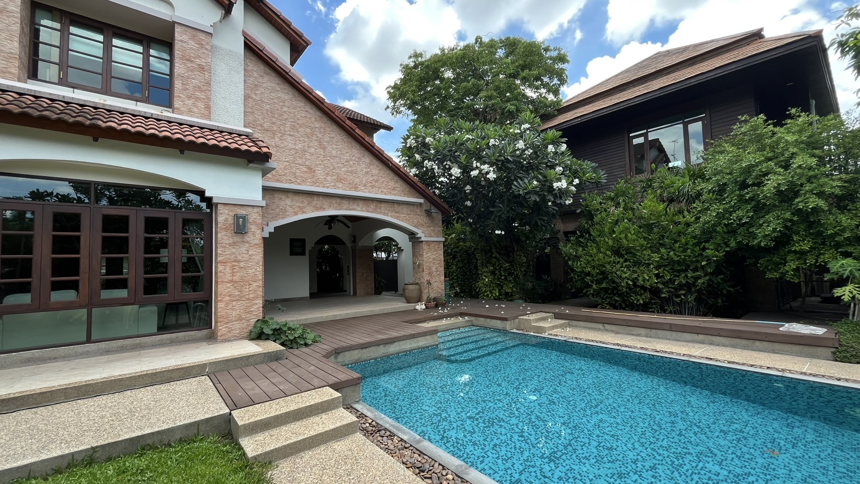 House with Private Pool in Srinakarin 