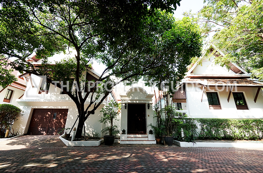 House with Private Pool in Sukhumvit 