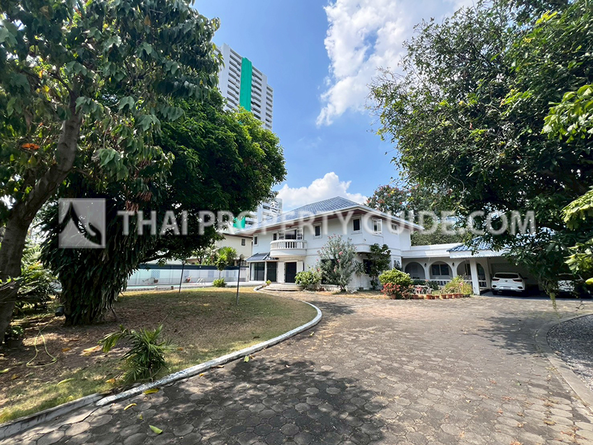 House with Private Pool in Sukhumvit 