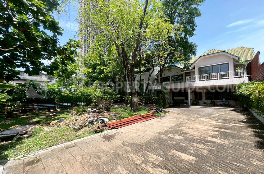 House with Private Pool in Sukhumvit 