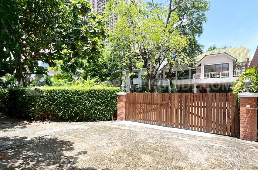 House with Private Pool in Sukhumvit 