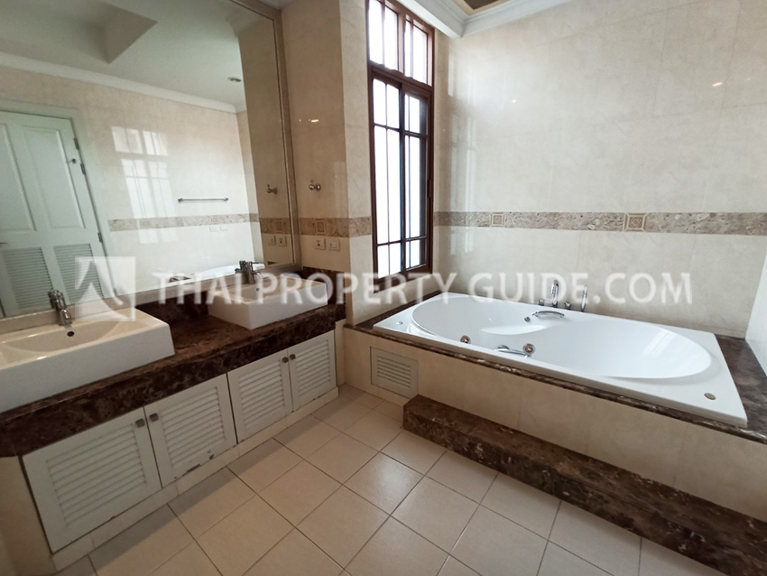 House with Private Pool in Sukhumvit 
