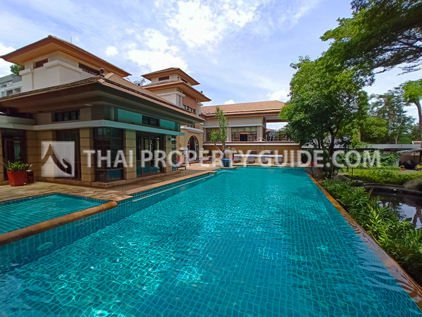 House with Private Pool in Sukhumvit 