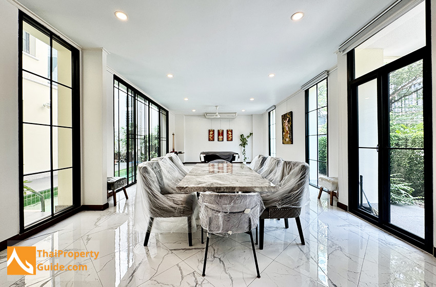 House with Private Pool in Sukhumvit 