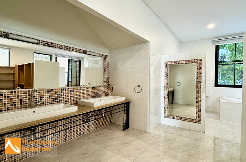 House with Private Pool in Sukhumvit 
