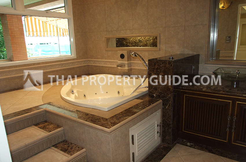 House with Private Pool in Sukhumvit 