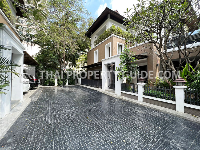 House with Private Pool in Sukhumvit 