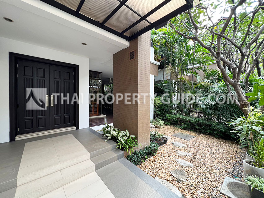 House with Private Pool in Sukhumvit 