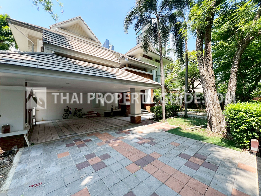 House with Private Pool in Sukhumvit 