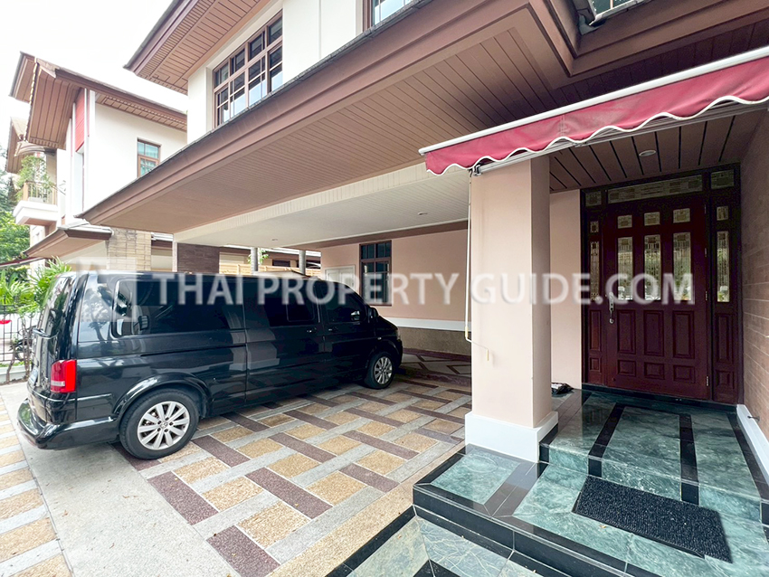 House with Private Pool in Sukhumvit 