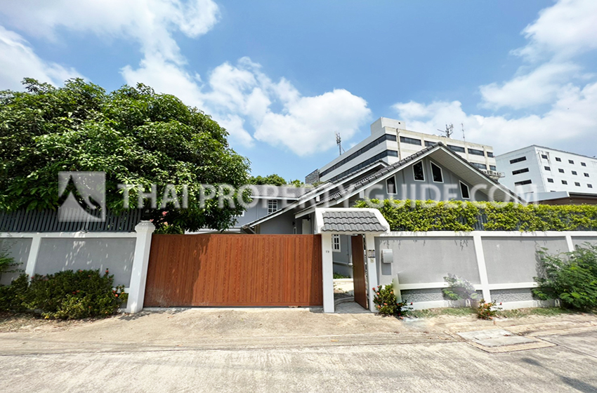 House with Private Pool in Sukhumvit 