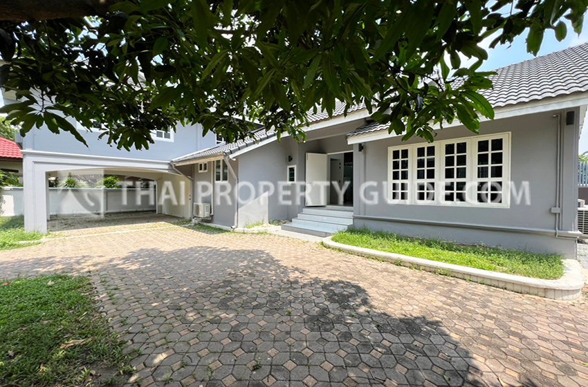 House with Private Pool in Sukhumvit 