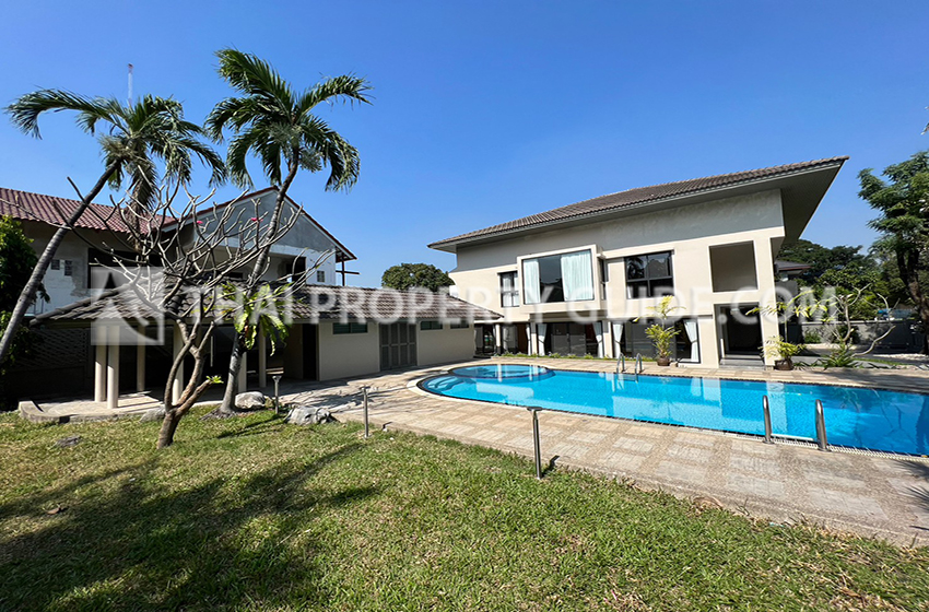House with Private Pool in Sukhumvit 