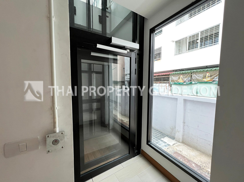 House with Private Pool in Sukhumvit 